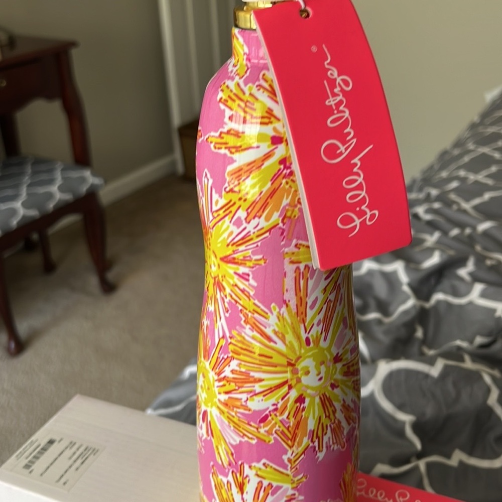 Brand new stainless steel Lilly Pulitzer swell bottle.